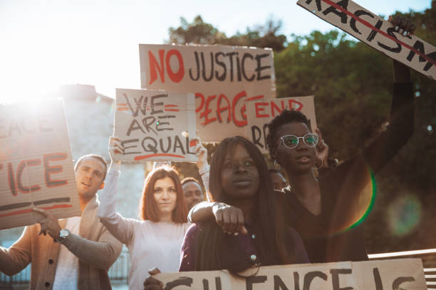 反人種差別抗議 - 人種差別にnoと言う人々 - protest women marching street ストックフォトと画像