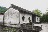chinesisches-haus-auf-dem-wasser-in-lanting-malerische-gegend-in-shaoxing-china.jpg?b=1&s=170x170&k=20&c=U-4LIVmZe_3UhODpKWM0Vg2y-3QBTRzULfoSod7UVms=