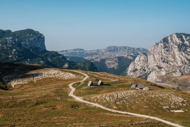 vista panorâmica da estrada rural nas montanhas de montenegro. - lovcen - fotografias e filmes do acervo