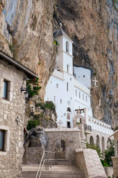 monasterio de ostrog en montenegro. iglesia de la santa cruz están en el rock - ostrog fotografías e imágenes de stock