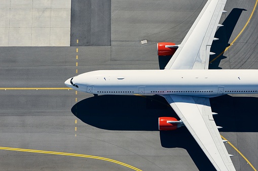 Vista aérea del avión en el aeropuerto photo