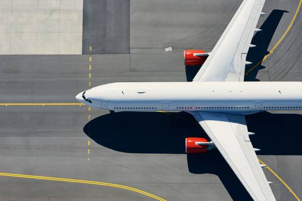 vista aérea do avião no aeroporto - aterrar - fotografias e filmes do acervo