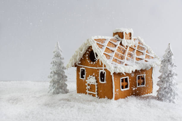 kreativ vinterkomposition med handgjord pepparkakshus. - pepparkakshus bildbanksfoton och bilder