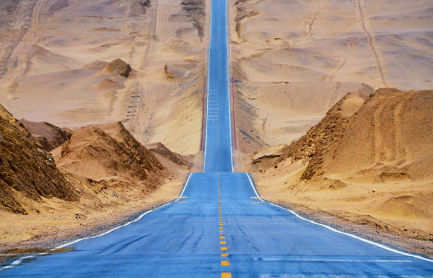 desert straight road - long way up foto e immagini stock
