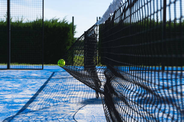 pista de pádel al aire libre con la pelota golpeada en la red - pass the ball fotografías e imágenes de stock