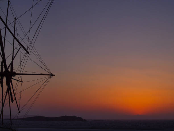 atardecer del molino de viento de mykonos - alenka fotografías e imágenes de stock