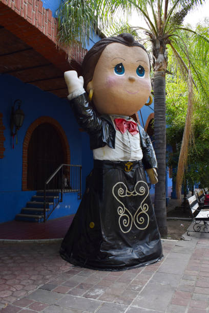 muñeca gigante con traje de mariachi en el downton - downtoun fotografías e imágenes de stock