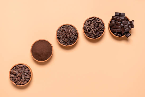 składniki czekolady w miskach z góry. asortyment czekolady, ziarna kakaowca i kakao w proszku - chocolate chocolate shaving ingredient food zdjęcia i obrazy z banku zdjęć