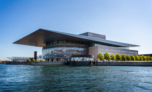 teatro dell'opera di copenaghen sul lungomare di copenaghen, danimarca - copenhagen opera denmark opera house foto e immagini stock