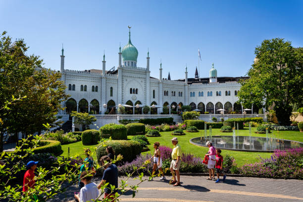 дворец нимб в парке раз�влечений tivoli gardens, копенгаген, дания - copenhagen tivoli city tivoli gardens стоковые фото и изображения