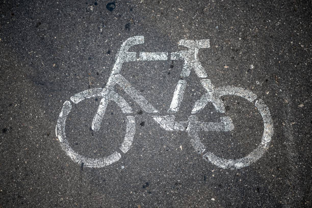 велосипед или дорожный знак. на асфальте. вид сверху. - rules of the road стоковые фото и изображения