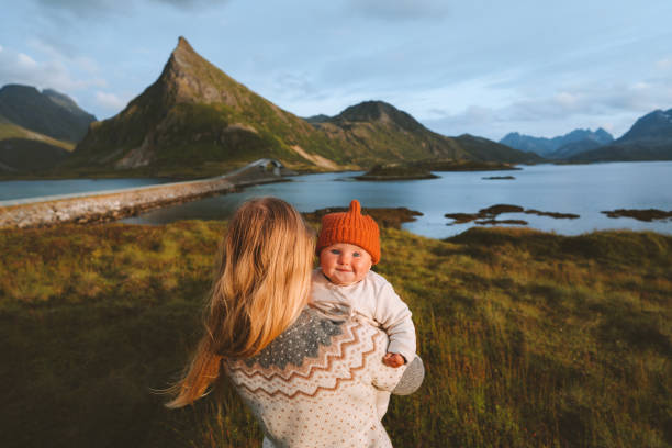 mère avec le bébé en bas âge voyageant en norvège vacances de mode de vie de famille femme et enfant marchant ensemble voyage d’été en plein air îles de lofoten - norwegian culture photos et images de collection