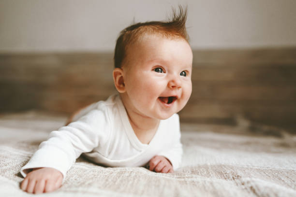 bebê sorridente rastejando em casa criança adorável - bebês meninos - fotografias e filmes do acervo