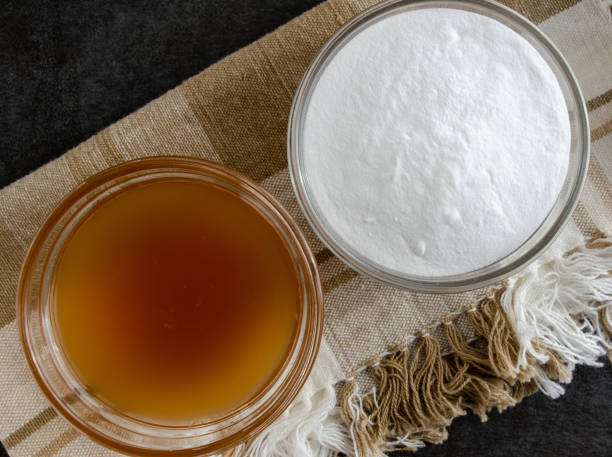 appelciderazijn en zuiveringszout - vinegar stockfoto's en -beelden