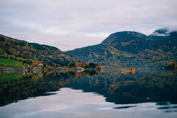 秋のフィヨルドでカヌー - sogn og fjordane county ストックフォトと画像