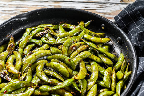 팬에 에다마메 빈, 녹색 대두, 동아시아 요리. 흰색 배경입니다. 위쪽 보기 - edamame 뉴스 사진 이미지