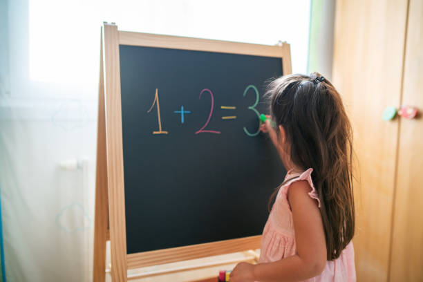 dziewczynka pisze na tablicy - teacher child preschool mathematics zdjęcia i obrazy z banku zdjęć