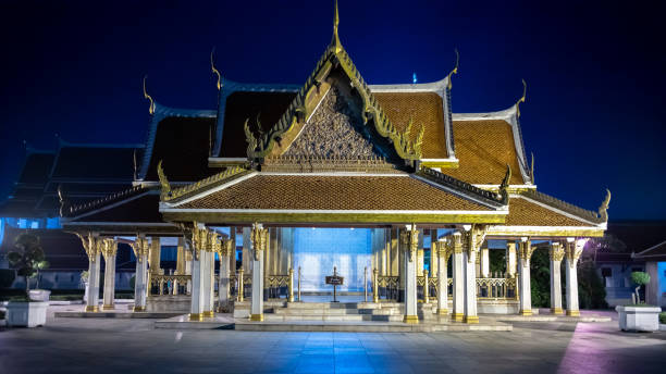 tempel in bangkok - wat arun buddhism temple stone stock-fotos und bilder