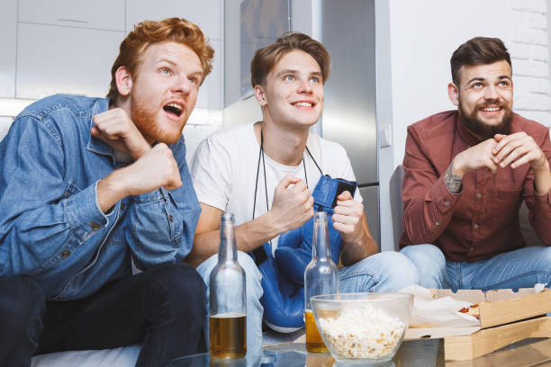 uomini che guardano lo sport in tv insieme a casa boxe - pizza box foto e immagini stock