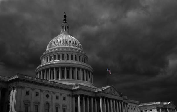 nuages d’orage sombres au-dessus du capitole des usa à washington dc - mauvais présage photos et images de collection