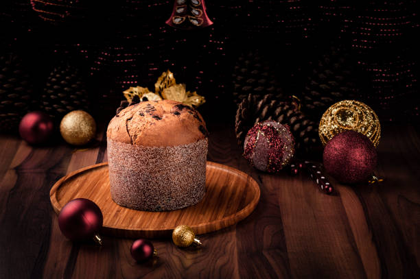 panettone en una bandeja de madera rodeada de decoración navideña. fondo borroso, espacio de copia - fruitcake christmas cake cake christmas fotografías e imágenes de stock