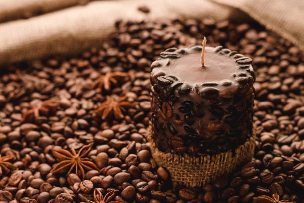 bougie brune avec le fond de grains de café - bougie artisanale graine de café photos et images de collection