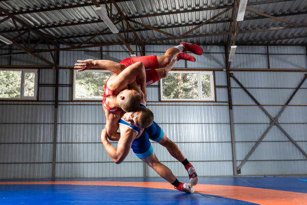 dois lutadores greco-romanos - wrestling mat - fotografias e filmes do acervo