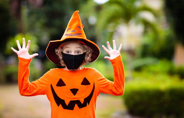 kinder tricksen oder behandeln. halloween in gesichtsmaske. - mother enjoyment built structure human head stock-fotos und bilder