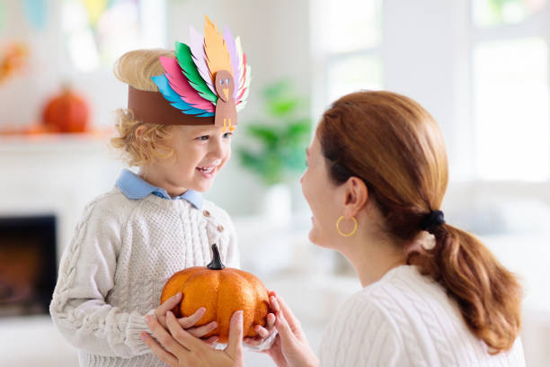 enfant sur thanksgiving. gosse avec le chapeau de dinde d’automne. - color image thanksgiving photography harvest festival photos et images de collection