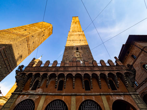 torre asinelli em bolonha - torre degli asinelli - fotografias e filmes do acervo