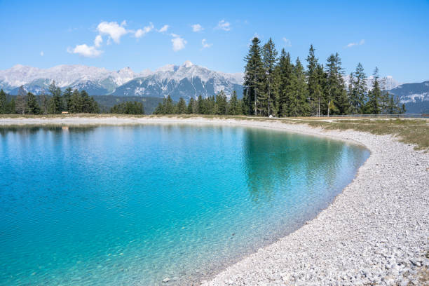 widok na krajobraz jeziora górskiego - spring wetterstein mountains water river zdjęcia i obrazy z banku zdjęć