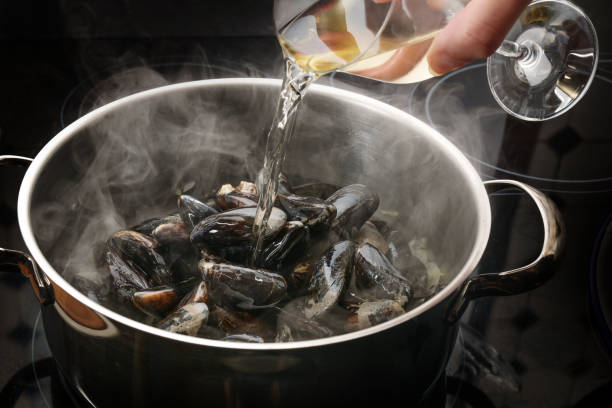 mejillones al vapor en una olla están desglasados con vino blanco, concepto de cocina para un delicioso plato de mariscos, enfoque seleccionado - prepared shellfish prepared crustacean food and drink food fotografías e imágenes de stock