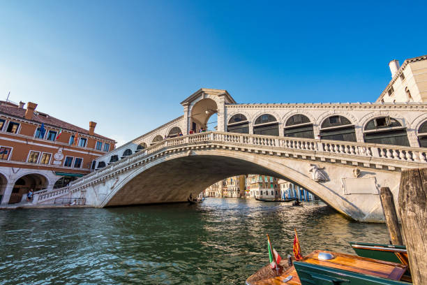 rialtobrücke und canal grande in venedig, italien in europa - venice italy italy rialto bridge italian culture stock-fotos und bilder