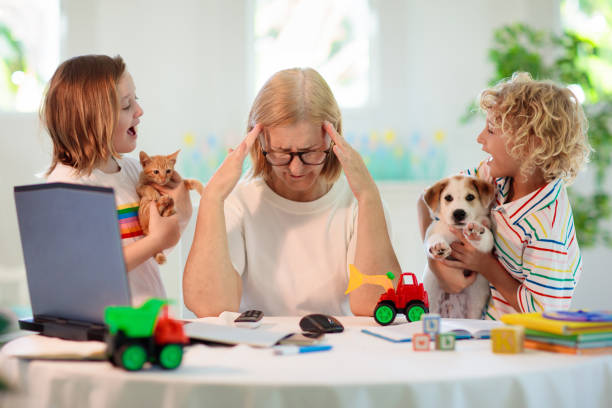 mutter arbeitet von zu hause aus mit kindern. quarantäne. - dog school audio stock-fotos und bilder