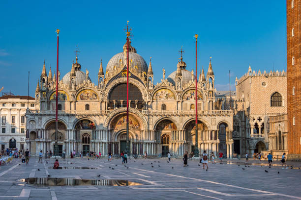 ヴェネツィア、イタリアのサンマルコ大聖堂の象徴的な観光スポットとサンマルコ広場 - basilica building exterior built structure color image ストックフォトと画像