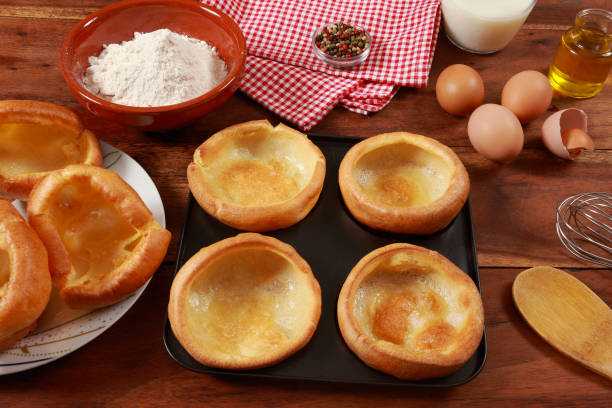 йоркширские пудинги - yorkshire pudding стоковые фото и изображения