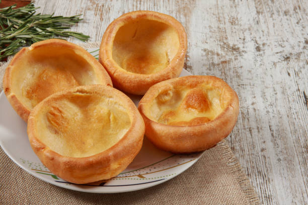 yorkshire puddings - yorkshire pudding fotografías e imágenes de stock