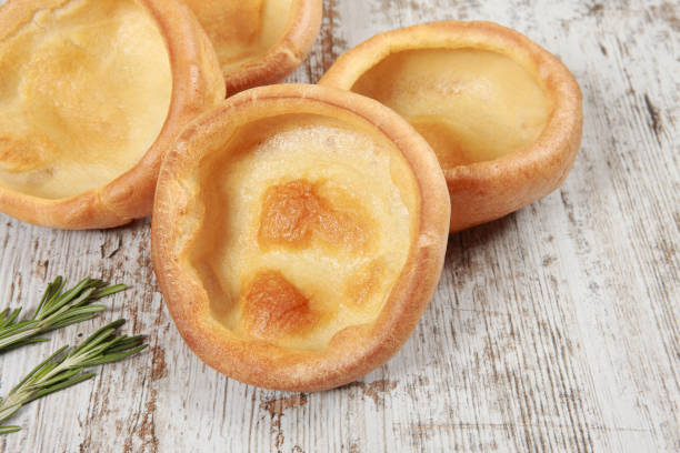 yorkshire puddings - yorkshire pudding fotografías e imágenes de stock