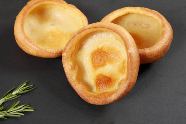 yorkshire puddings - yorkshire pudding fotografías e imágenes de stock