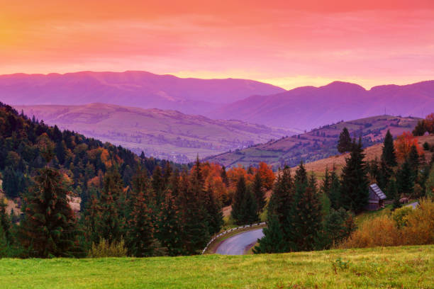 coucher du soleil coloré dans des montagnes - ciel romantique photos et images de collection