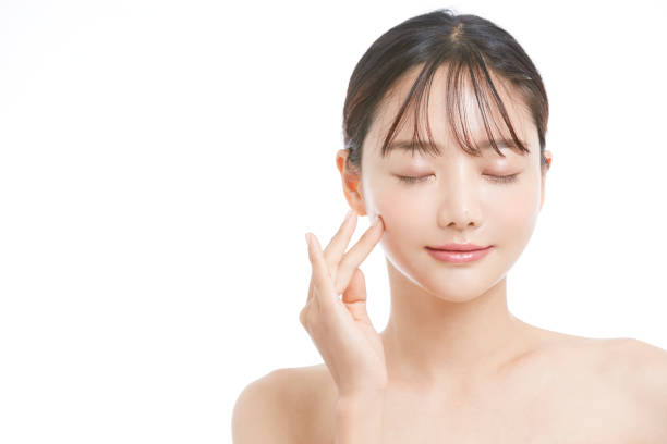 verticale de beauté de jeune femme asiatique sur le fond blanc - caractéristique dermatologique photos et images de collection