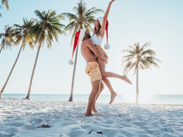 couple on tropical beach at christmas - christmas beach sun tropical climate imagens e fotografias de stock