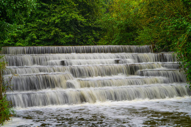 agua blanca que fluye sobre la vista de bajo nivel en larga exposición - stream waterfall abstract river fotografías e imágenes de stock