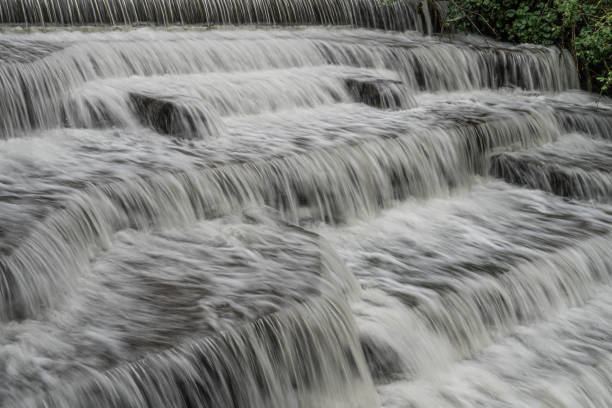 agua blanca que fluye sobre la vista de bajo nivel en larga exposición - stream waterfall abstract river fotografías e imágenes de stock