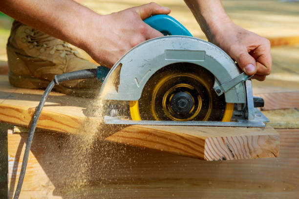 carpinteiro de serra circular usando para viga de madeira - circular saw - fotografias e filmes do acervo