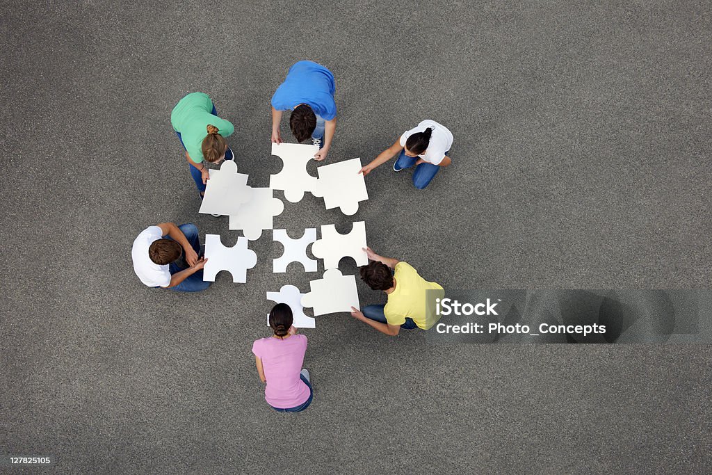 Menschen zusammenzustellen puzzle - Lizenzfrei Zusammenarbeit Stock-Foto Menschen zusammenzustellen puzzle - Lizenzfrei Zusammenarbeit Stock-Foto