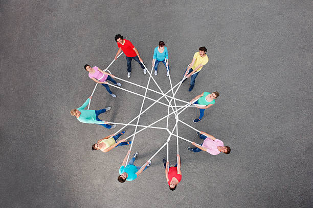 gente jugando con enredado cadena - teamwork cooperation strategy unity fotografías e imágenes de stock