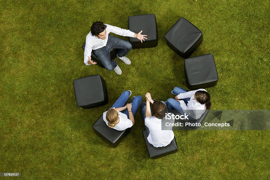 Menschen sprechen im circle in grass - Lizenzfrei Kreis Stock-Foto