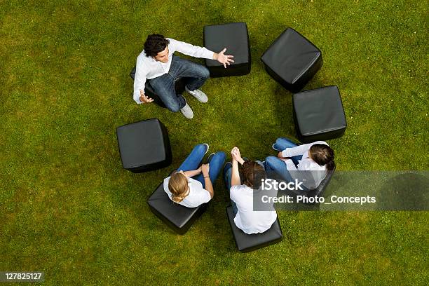 Menschen Sprechen Im Circle In Grass Stockfoto und mehr Bilder von Kreis - Kreis, Im Freien, Offizielles Treffen