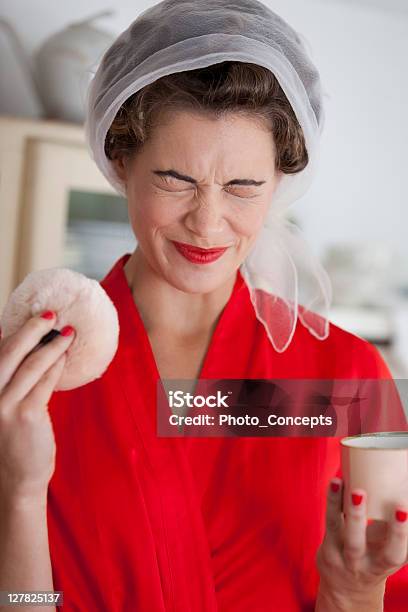 Frau Powdering Ihr Gesicht Stockfoto und mehr Bilder von Blechdose - Blechdose, Eine Frau allein, Frauen